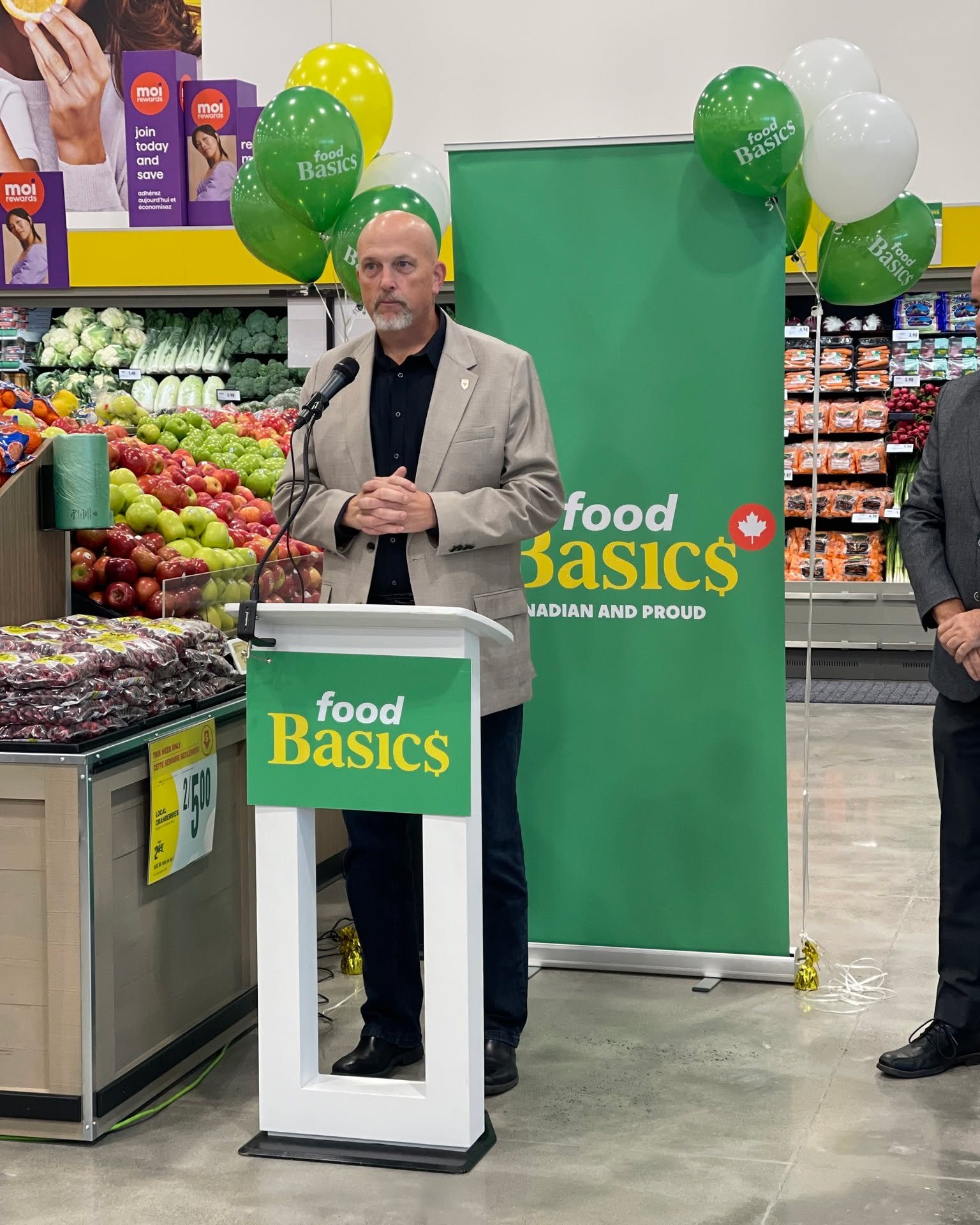 Russell Mayor Mike Tarnowski speaks during the grand opening of the new Food Basics in Embrun.
