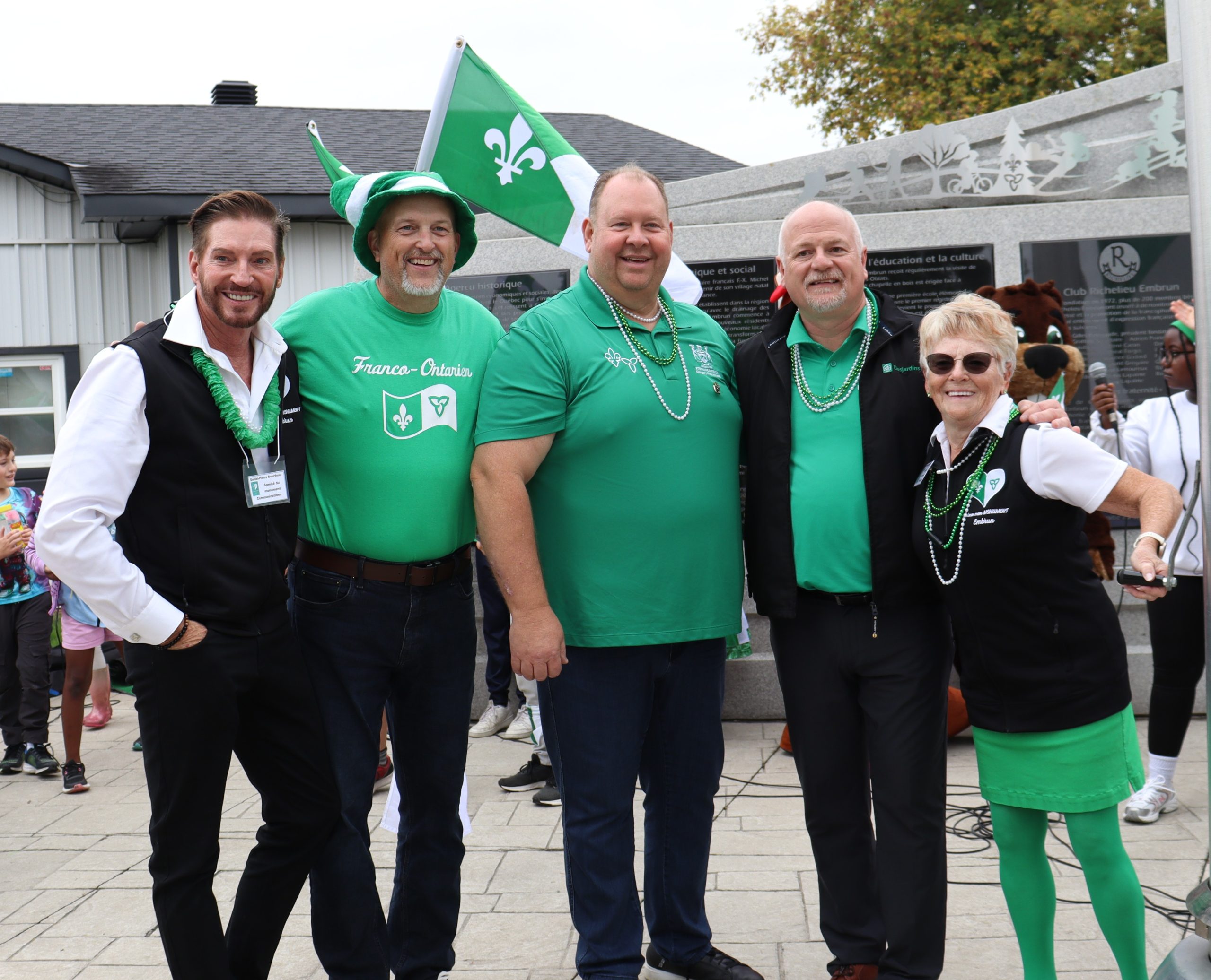 De gauche à droite: Daniel Pierre Bourdeau, responsable des communications pour le comité du Monument de la francophonie Embrun, Mike Tarnowski, maire de Russell, Stéphane Sarrazin, député de Glengarry—Prescott—Russell, Michel Brunet, directeur du développement du marché de la Caisse Desjardins Ontario, et Rachelle Laplante, présidente du comité du Monument de la francophonie Embrun.